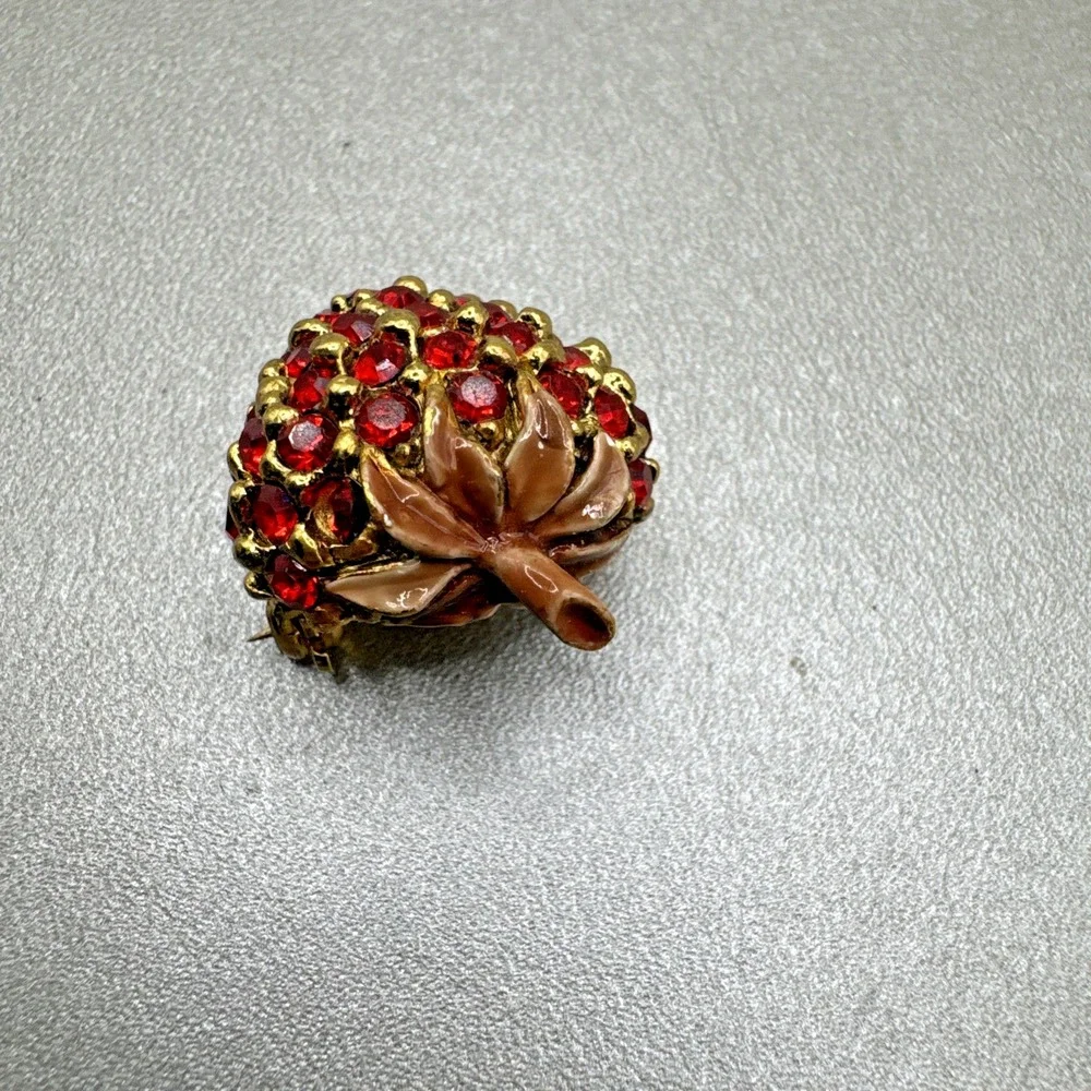 Vtg Stunning Strawberry Gold‎ Tone Ruby Red Rhinestone Brooch Pin